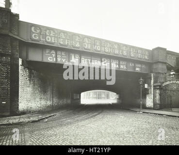 Pont de chemin de fer à l'échelle Globe Road, Bethnal Green, Londres, 1914. Artiste : Inconnu. Banque D'Images