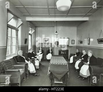 Les retraités dans la journée de la femme de l'accueil pour personnes âgées pauvres Lambeth, London, 1935. Artiste : Inconnu. Banque D'Images