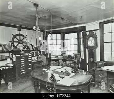 L'intérieur d'un bureau avec un homme au téléphone, Greenwich, Londres, novembre 1936. Artiste : Inconnu. Banque D'Images