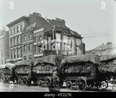 Chariots à foin, Whitechapel High Street, Londres, 1903. Artiste : Inconnu. Banque D'Images