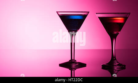 Des cocktails colorés on reflective haut Banque D'Images