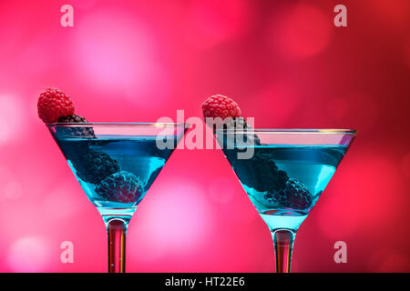 Des cocktails colorés garni de fruits rouges Banque D'Images
