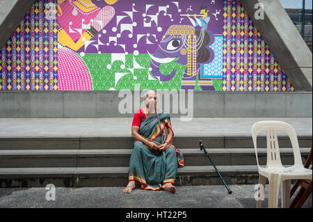 01.10.2016, Singapour, République de Singapour - une femme assise sur les marches en face de l'Indian Heritage Centre à Little India. Banque D'Images