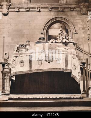 'La couronne impériale, l'Orbe et le sceptre à King George's coffin à Westminster Hall', 1936. Artiste : Inconnu. Banque D'Images