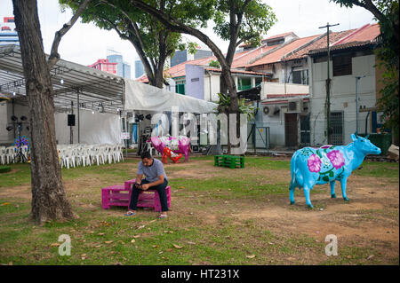 01.10.2016, Singapour, République de Singapour - Un homme est assis à l'intérieur d'un petit jardin public dans Little India. Banque D'Images