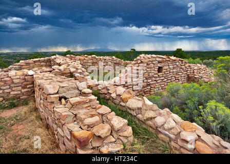 Orage d'été sur ruines de Lowry Pueblo, ruines Anasazi à Canyons of the Ancients National Monument, Colorado, USA Banque D'Images