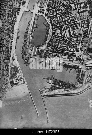Les barges d'invasion rassemblés sur le port de Boulogne, France, 1940 (1943). Artiste : Inconnu. Banque D'Images