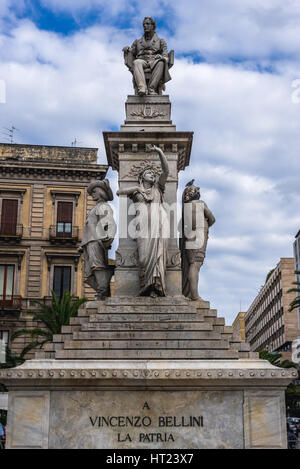 Compositeur d'opéra italien Vincenzo Bellini monument situé sur la Piazza Stesicoro (Stesicoro) dans Catania City sur le côté est de l'île de Sicile, Italie Banque D'Images