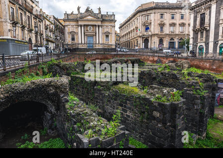 Ruines de l'amphithéâtre romain et l'église de San Biagio à Piazza Stesicoro (Stesicoro) dans Catania City sur le côté est de l'île de Sicile, Italie Banque D'Images