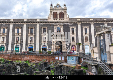 Palais Tezzano et ruines de l'amphithéâtre romain de la Piazza Stesicoro (Stesicoro) dans Catania City sur le côté est de l'île de Sicile, Italie Banque D'Images