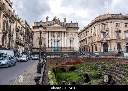 Ruines de l'amphithéâtre romain et l'église de San Biagio sur la Piazza Stesicoro (Stesicoro) dans Catania City sur le côté est de l'île de Sicile, Italie Banque D'Images