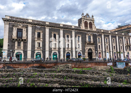 Palais Tezzano et ruines de l'amphithéâtre romain de la Piazza Stesicoro (Stesicoro) dans Catania City sur le côté est de l'île de Sicile, Italie Banque D'Images