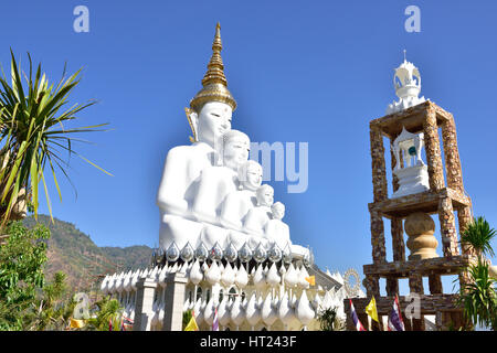 PHETCHABUN, THAÏLANDE - le 26 décembre 2014 : images du Grand Bouddha de Wat Pha Kaew Sorn. Wat Pha Kaew Sorn ou Wat Phra Thart Pha Kaew est un monastère bouddhiste Banque D'Images