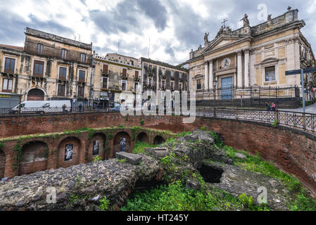 Ruines de l'amphithéâtre romain et l'église de San Biagio (R) à Piazza Stesicoro (Stesicoro) dans Catania City sur le côté est de l'île de Sicile, Italie Banque D'Images