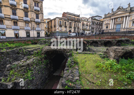 Ruines de l'amphithéâtre romain et l'église de San Biagio (R) à Piazza Stesicoro (Stesicoro) dans Catania City sur le côté est de l'île de Sicile, Italie Banque D'Images