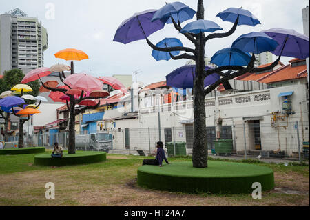 01.10.2016, Singapour, République de Singapour - Les gens s'asseoir à l'intérieur d'un petit jardin public dans Little India. Banque D'Images