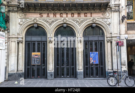 Façade du bâtiment (Teatro Sangiorgi Sangiorgi Théâtre) dans la ville de Catane sur le côté est de l'île de Sicile, Italie Banque D'Images