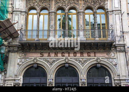 Façade du bâtiment (Teatro Sangiorgi Sangiorgi Théâtre) dans la ville de Catane sur le côté est de l'île de Sicile, Italie Banque D'Images