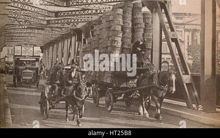 'Le pont temporaire', c1925, (1935). Artiste : Inconnu. Banque D'Images