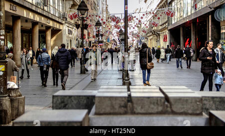 Belgrade, Serbie - les passants sur la rue Knez Mihailova Banque D'Images