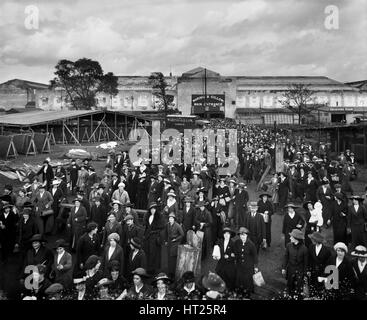 Waring & Gllow fabrique de munitions, White City, Hammersmith et Fulham, Londres, août 1916. Artiste : Adolphe Auguste Boucher. Banque D'Images