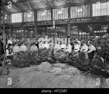 Waring & Gllow fabrique de munitions, White City, Hammersmith et Fulham, Londres, août 1916. Artiste : Adolphe Auguste Boucher. Banque D'Images