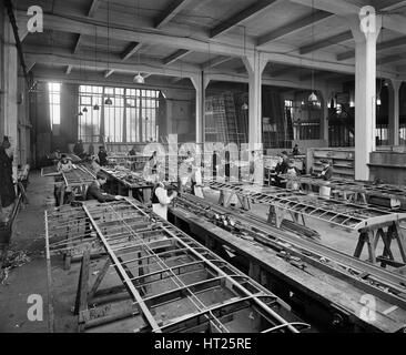 La construction d'aéronefs, Waring et Gillow factory, Hammersmith, Londres, novembre 1916. Artiste : H Bedford Lemere. Banque D'Images