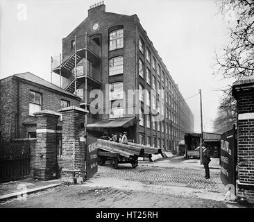 La construction d'aéronefs, Waring et Gillow factory, Hammersmith, Londres, novembre 1916. Artiste : H Bedford Lemere. Banque D'Images