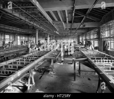 La construction d'aéronefs, Waring et Gillow factory, Lancaster, Lancashire, janvier 1917. Artiste : H Bedford Lemere. Banque D'Images