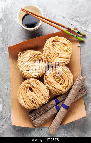 Paquet de nouilles soba au sarrasin et des nouilles asiatiques ramen . La sauce de soja et d'ingrédients alimentaires Matières premières baguettes. Banque D'Images