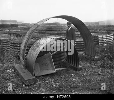 Ministère des surplus d'armes à sous-munitions, Canning Town, Londres, janvier 1919. Artiste : H Bedford Lemere. Banque D'Images