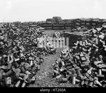 Ministère des surplus d'armes à sous-munitions, Canning Town, Londres, janvier 1919. Artiste : H Bedford Lemere. Banque D'Images