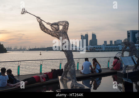 02.10.2016, Singapour, République de Singapour - les gens profiter du coucher du soleil le long de la promenade entre Le Havre et l'île de Sentosa. Banque D'Images