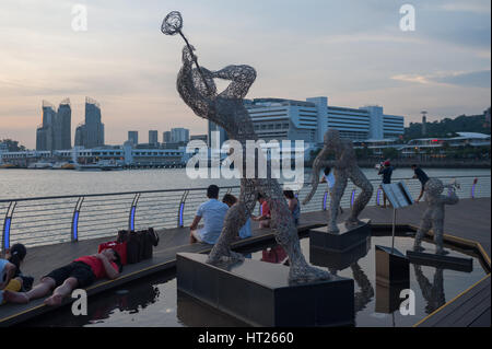 02.10.2016, Singapour, République de Singapour - les gens profiter du coucher du soleil le long de la promenade entre Le Havre et l'île de Sentosa. Banque D'Images