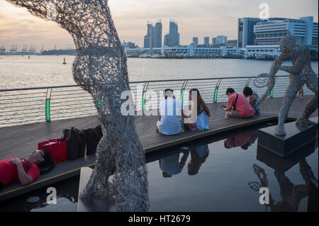 02.10.2016, Singapour, République de Singapour - les gens profiter du coucher du soleil le long de la promenade entre Le Havre et l'île de Sentosa. Banque D'Images