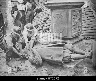 Tous les raid de nuit sur la capitale de la Grande-Bretagne - statue de John Milton", 1940, (1940). Artiste : Inconnu. Banque D'Images