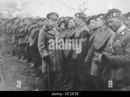 Le Prince de Galles parlant à un soldat britannique à l'avant, la Première Guerre mondiale, c1914-c1918 (1936). Artiste : Inconnu. Banque D'Images