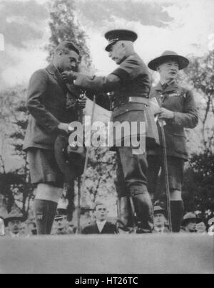 Le Prince de Galles investis avec le Loup d'argent par le duc de Connaught, 1922 (1936). Créateur : Inconnu. Banque D'Images