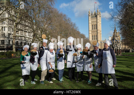 L-R Catherine McKinnell, Liz McInnes, Clive Lewis, Steve Pound, Tracey Crouch, Rob Flello, Victoria Atkins, Seema Kennedy, Tim Loughton et Johnny Mercer. Des députés, des Lords et des médias de l'assister à la 20e édition de la course de crêpes parlementaire Rehab au Victoria Gardens, à Westminster, London, UK. Banque D'Images