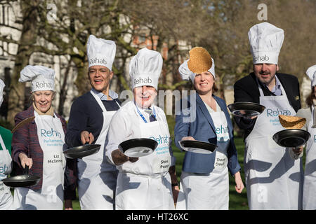 L-R Liz McInnes, Clive Lewis, Steve Pound, Tracey Crouch et Rob Flello. Des députés, des Lords et des médias de l'assister à la 20e édition de la course de crêpes parlementaire Rehab au Victoria Gardens, à Westminster, London, UK. Banque D'Images