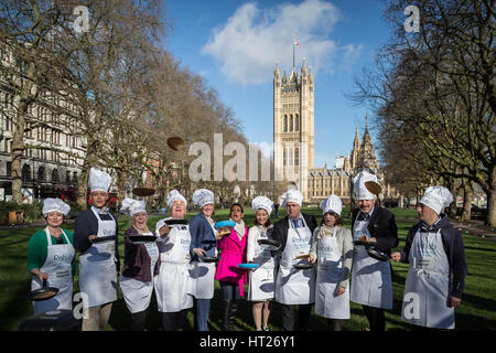 L-R Catherine McKinnell, Clive Lewis, Liz McInnes, Steve Pound, Tracey Crouch, Naga Munchetty, Seema Kennedy, Tim Loughton, Victoria Atkins, Rob Flello et Johnny Mercer. Des députés, des Lords et des médias de l'assister à la 20e édition de la course de crêpes parlementaire Rehab au Victoria Gardens, à Westminster, London, UK. Banque D'Images