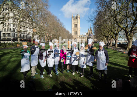 L-R Catherine McKinnell, Clive Lewis, Liz McInnes, Steve Pound, Tracey Crouch, Naga Munchetty, Seema Kennedy, Tim Loughton, Victoria Atkins, Rob Flello et Johnny Mercer. Des députés, des Lords et des médias de l'assister à la 20e édition de la course de crêpes parlementaire Rehab au Victoria Gardens, à Westminster, London, UK. Banque D'Images