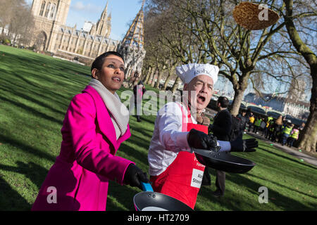 Naga Munchetty et Alastair Stewart. Des députés, des Lords et des médias de l'assister à la 20e édition de la course de crêpes parlementaire Rehab au Victoria Gardens, à Westminster, London, UK. Banque D'Images