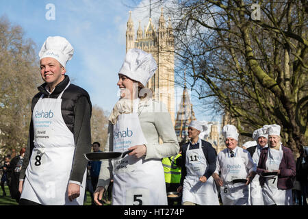 L-R David Burrowes MP, Victoria Atkins MP, Clive Lewis MP, Steve Pound, MP et Liz McInnes MP. Des députés, des Lords et des médias de l'assister à la 20e édition de la course de crêpes parlementaire Rehab au Victoria Gardens, à Westminster, London, UK. Banque D'Images