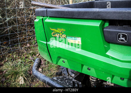 De véhicules utilitaires Gator John Deere utilisé par les agriculteurs, le Devon, ferme, Dartmoor, Royaume-Uni, Angleterre, ferme, de couleur verte, maison, paysage, l'Agriculture, de l'ANI Banque D'Images