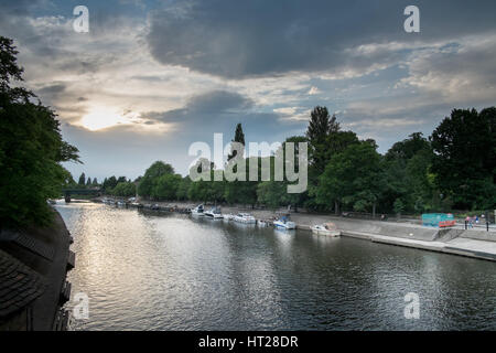 Soleil du soir les rives de la rivière Ouse, York, North Yorkshire Banque D'Images