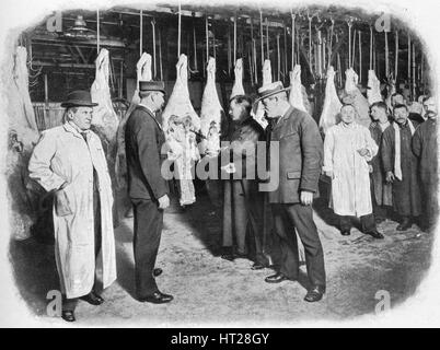 L'inspection de la viande au marché de Smithfield, ville de Londres, c1903 (1903). Artiste : Inconnu. Banque D'Images