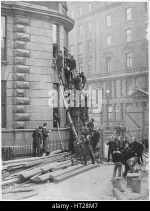 Des fonctionnaires de la brigade d'incendie à l'hôtel Cecil, London, c1903 (1903). Artiste : Inconnu. Banque D'Images