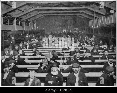 L 'Penny' Sit-Up, abri de l'Armée du Salut, Blackfriars, à Londres, c1900 (1901). Artiste : Inconnu. Banque D'Images