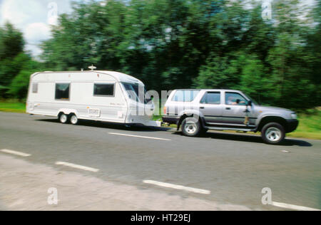 1995 Toyota Landcruiser towing grande caravane à grande vitesse. Artiste : Inconnu. Banque D'Images